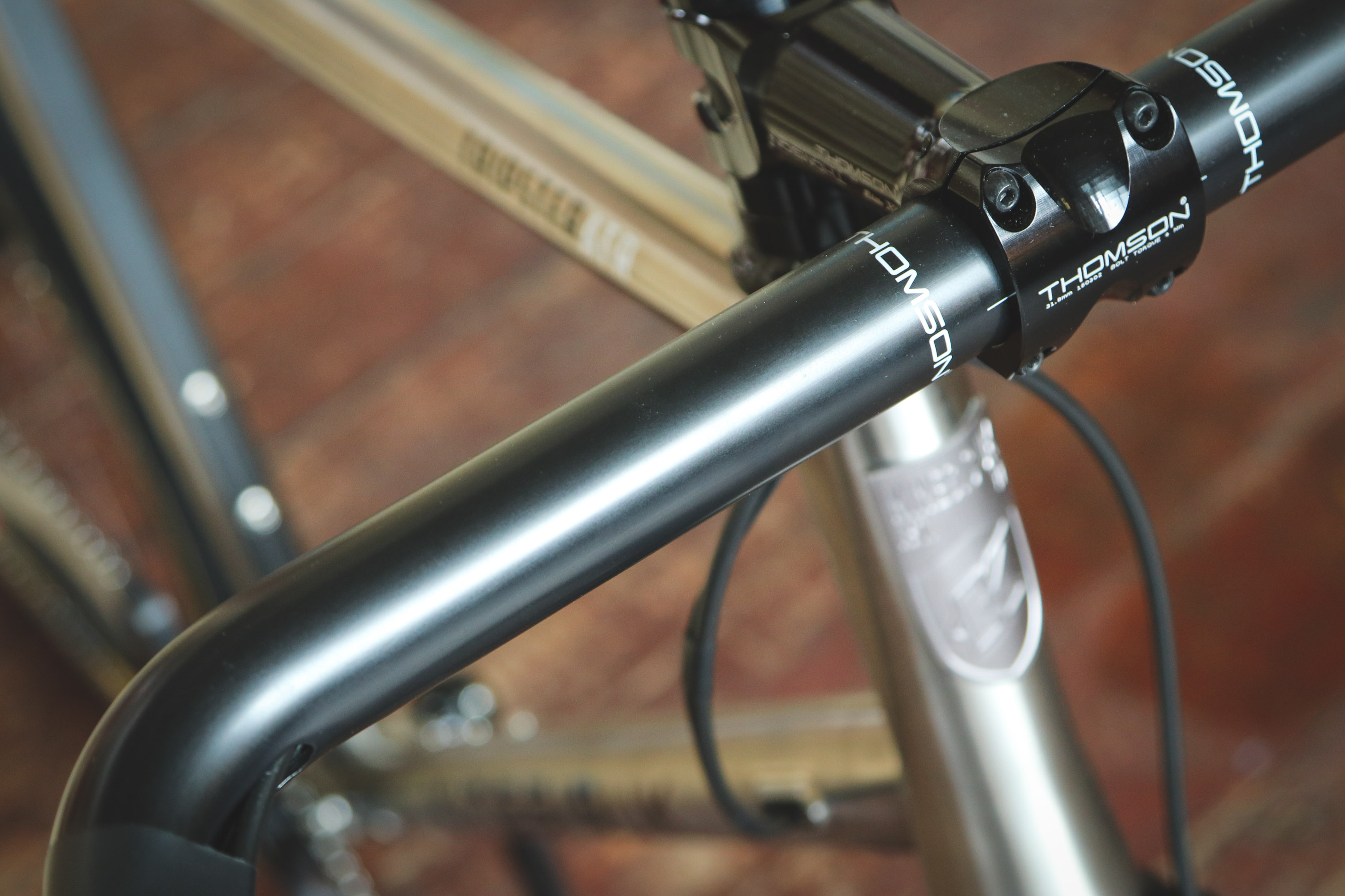 THOMSON(トムソン) 42CM ALUMINUM ROAD BAR， AERO PROFILE HBE121