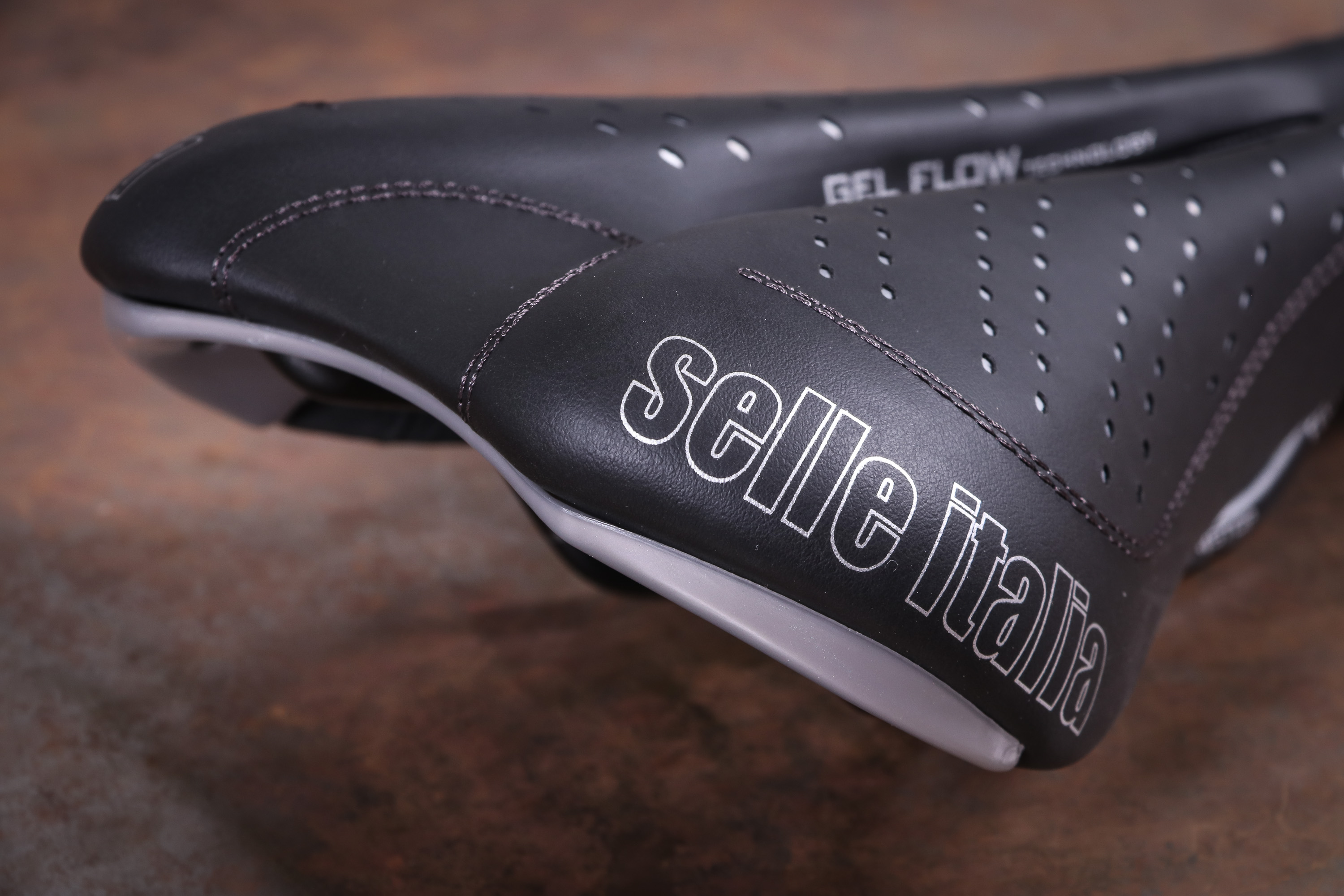 selle italia sport gel flow road bike saddle