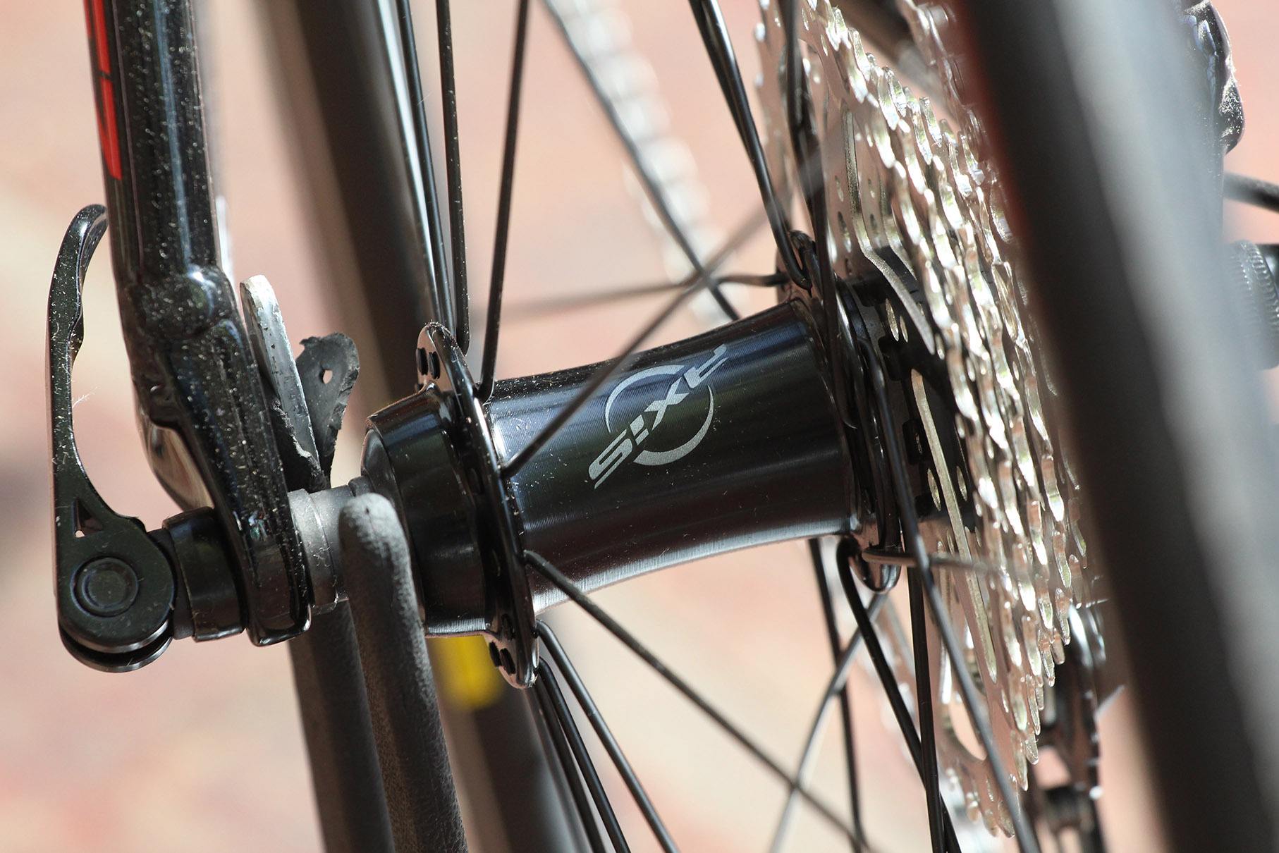 specialized axis hub