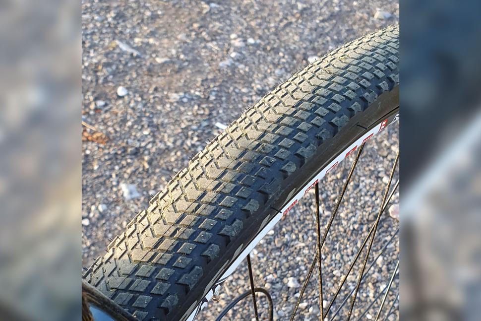 700 x 40c bicycle tires