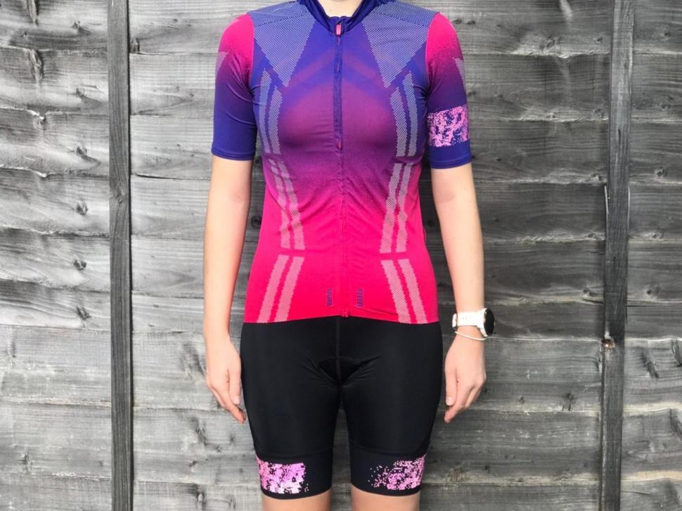 Ladies, is it possible to look fashionable (or even professional) if your  favourite team's jersey? : r/femalefashionadvice
