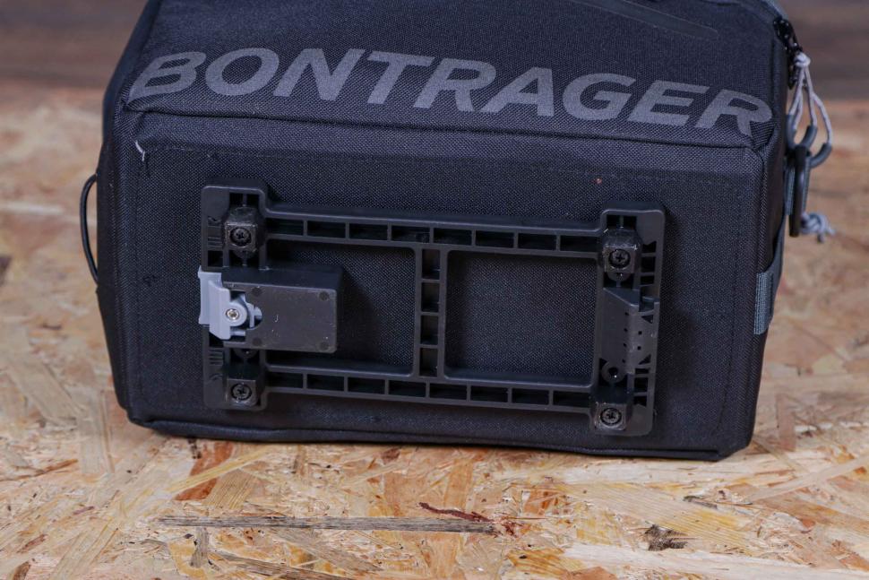 2021 Bontrager MIK Commuter Boot Bag - underside fixing.jpg