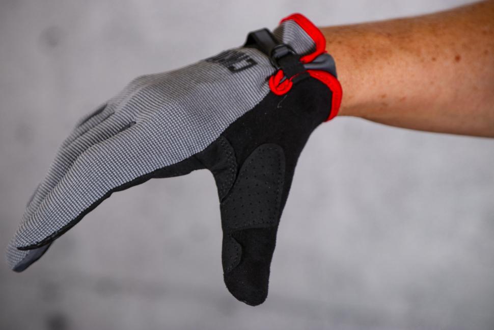 2021 Chrome Cycling Gloves - thumb material.jpg