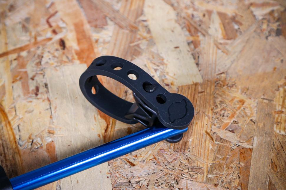 Handlebar discount holder tool