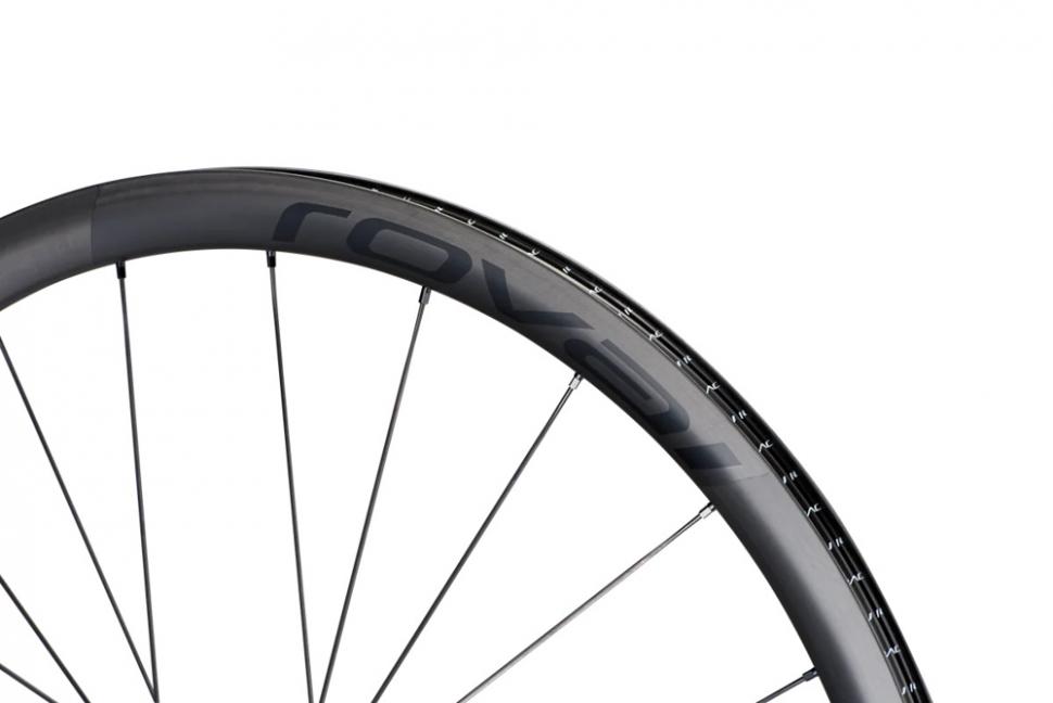 Roval Alpinist CL wheels use DT Swiss 350 hubs to bring price of 