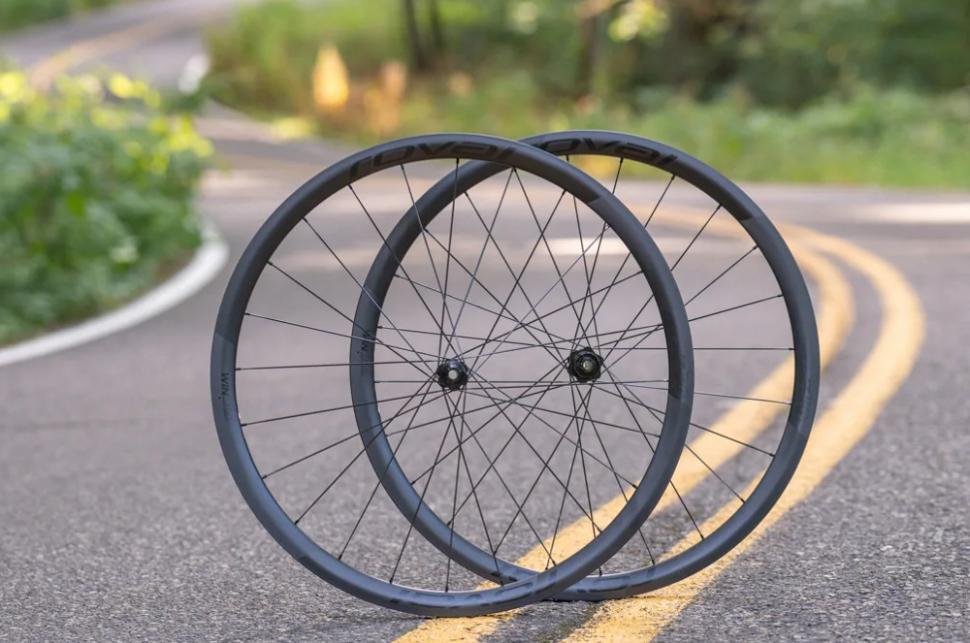 Roval Alpinist CL wheels use DT Swiss 350 hubs to bring price of