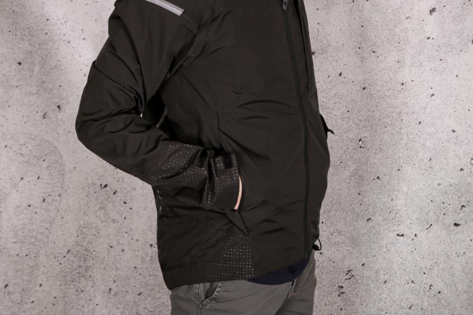 Altura Nightvision Electron 2022 jacket - front pockets.jpg