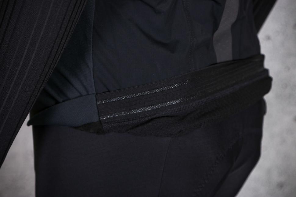 2022 Assos Dyora RS Spring Fall Jacket - gripper.jpg