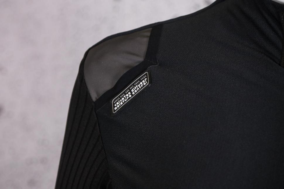 2022 Assos Dyora RS Spring Fall Jacket - shoulder.jpg