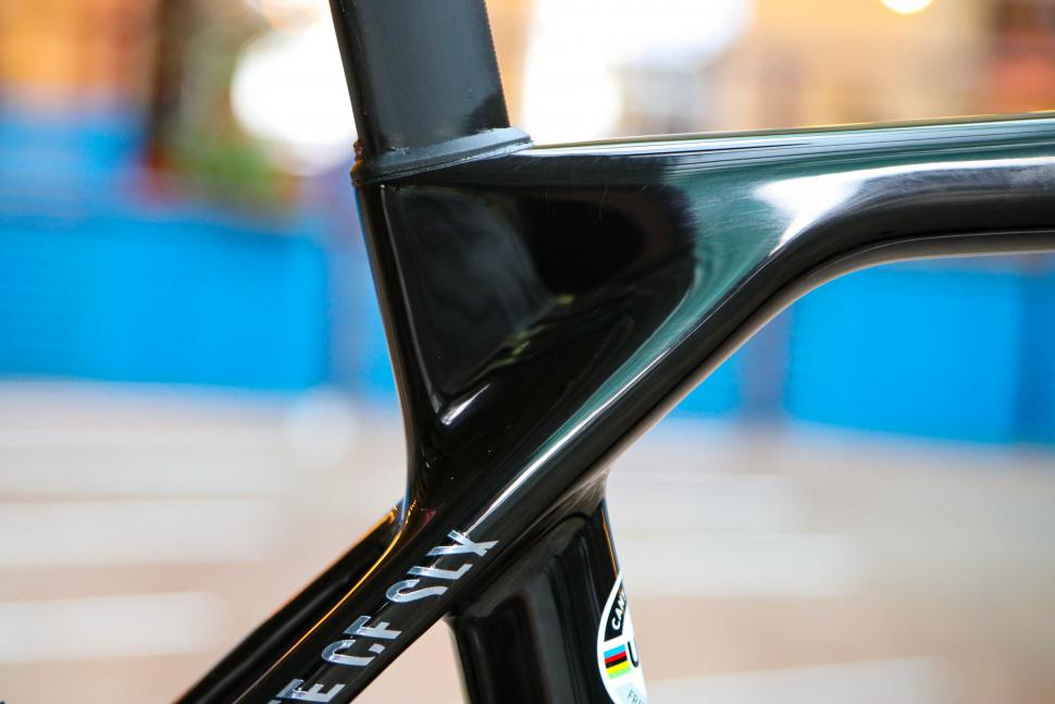 2022 Canyon Ultimate CF SLX - seat tube junction.jpg