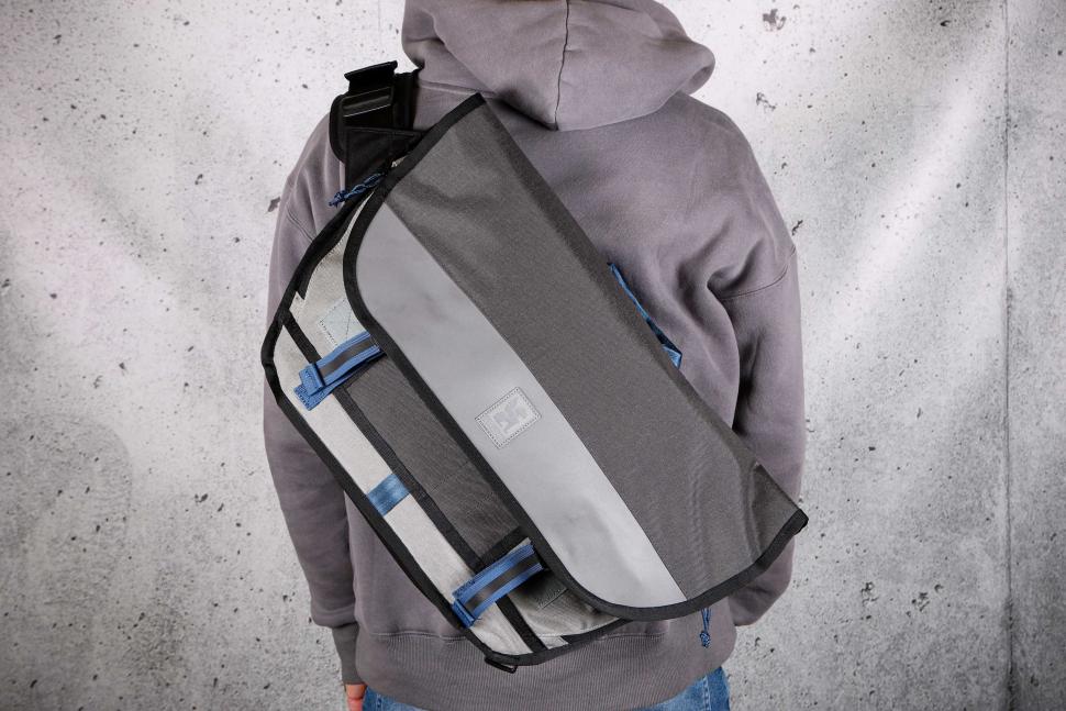 Chrome Industries Buran III Messenger Bag - 17 Laptop Sling Bag, Seat  Belt Buckle, Water Resistant, 24 Liter