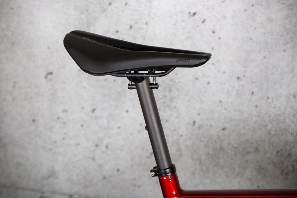 2022 Fara Cycling  F-AR - saddle and seat post.jpg