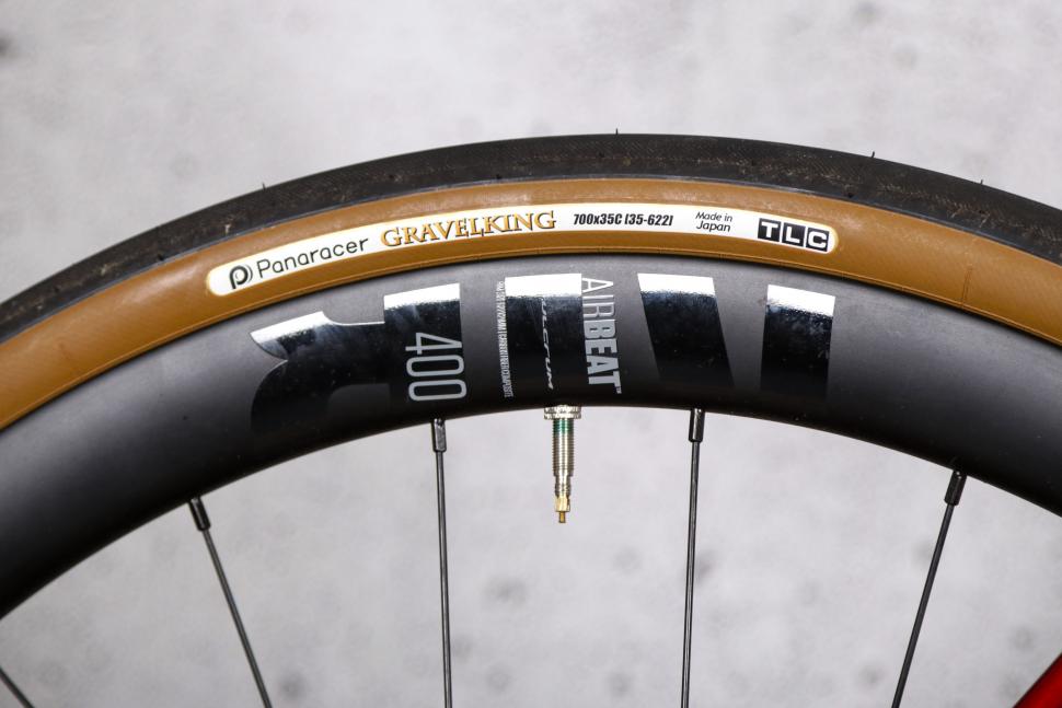 2022 Fara Cycling  F-AR - tyre and rim.jpg