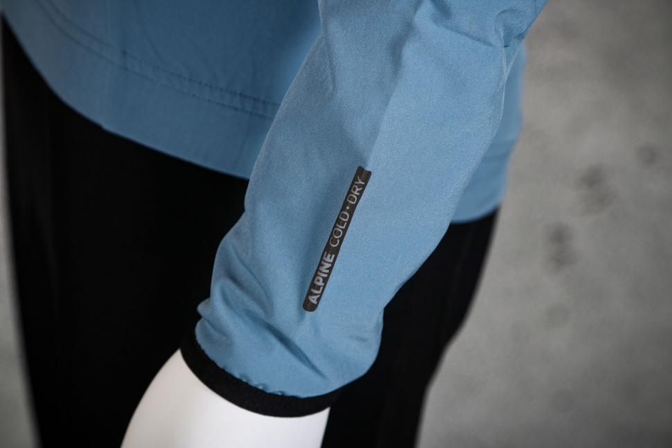 https://cdn.road.cc/sites/default/files/styles/main_width/public/2022-pactimo-womens-alpine-thermal-jacket-sleeve-detail.jpg