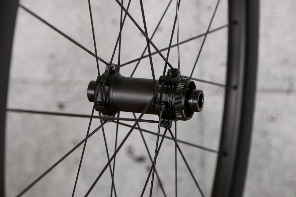 2022 Prime Primavera 44 Carbon Disc wheelset - front hub.jpg