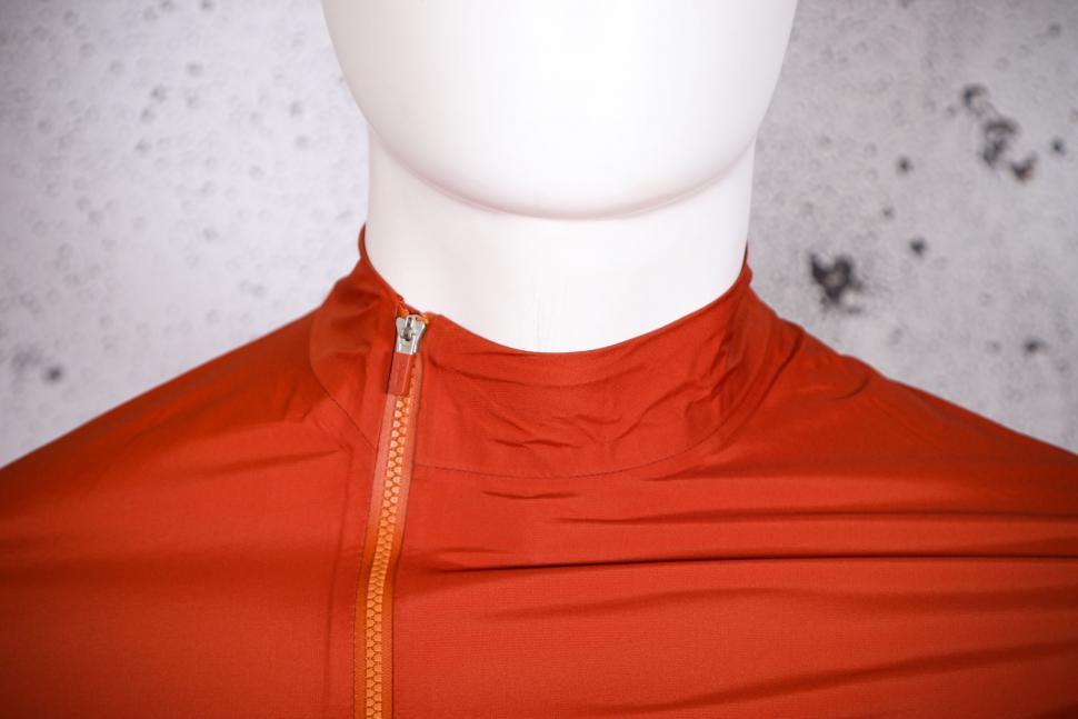 2022 Rapha Men's Brevet Gore-Tex Rain Jacket - collar.jpg