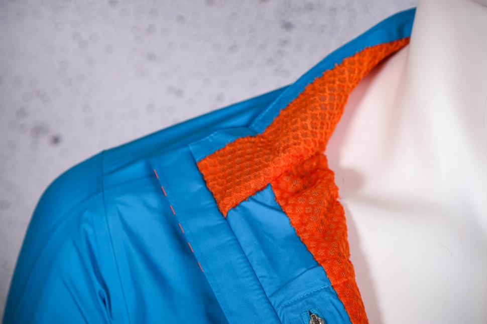 2022 Rapha Mens Pro Team Insulated GORE-TEX Rain Jacket - collar inside.jpg