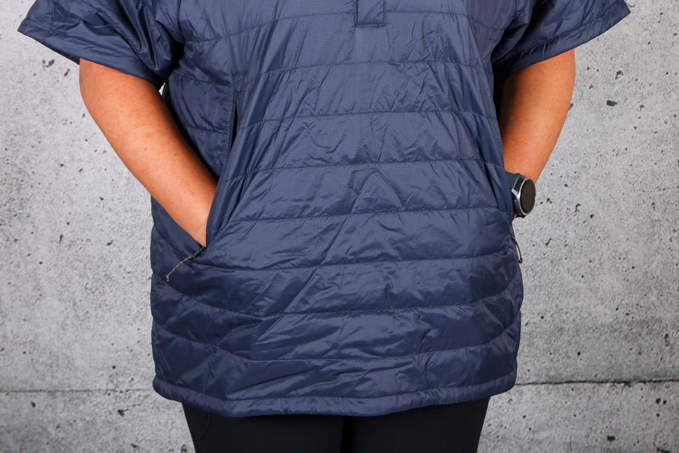 2022 Specialized Fjallraven Thermo Anorak - front pockets.jpg