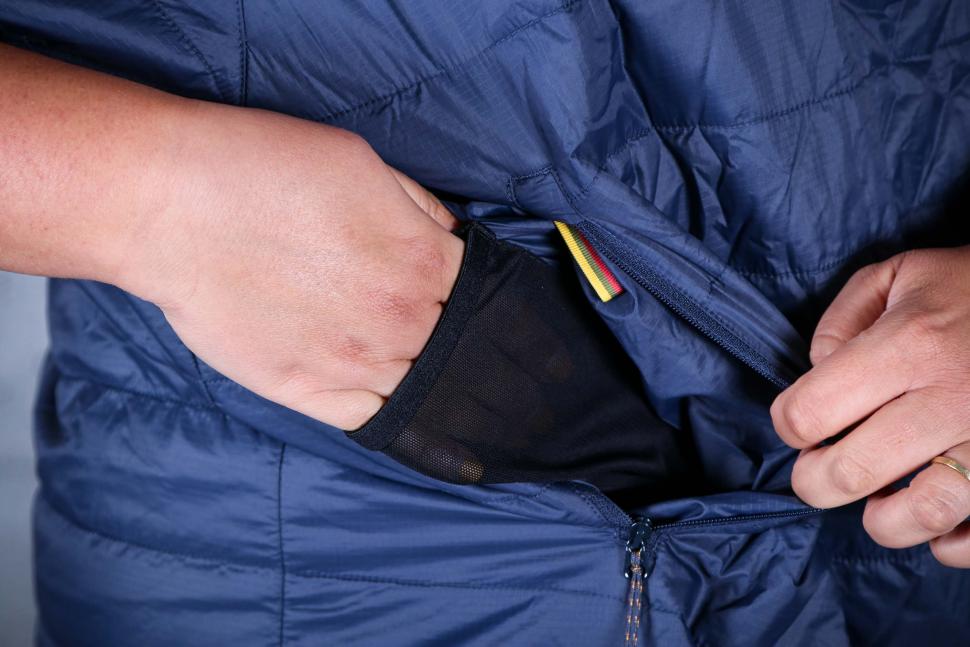 2022 Specialized Fjallraven Thermo Anorak - inner mesh pocket.jpg