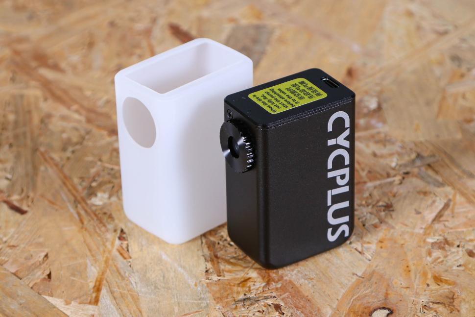 Fahrrad-Kompressorpumpe im Miniaturformat Cycplus Tiny Pump Cube im Test -  Velomotion