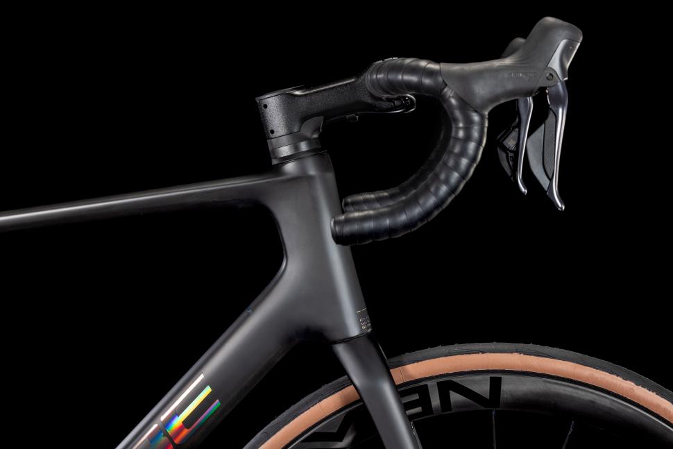 2025 Cube Attain C:62 road bike front end