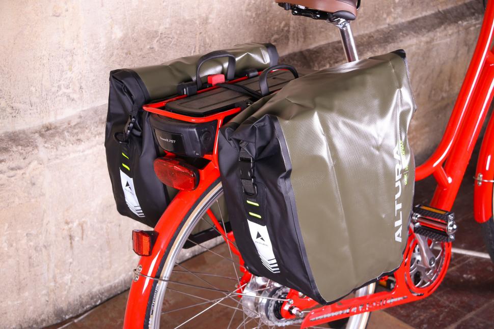 altura sonic 25 waterproof pannier