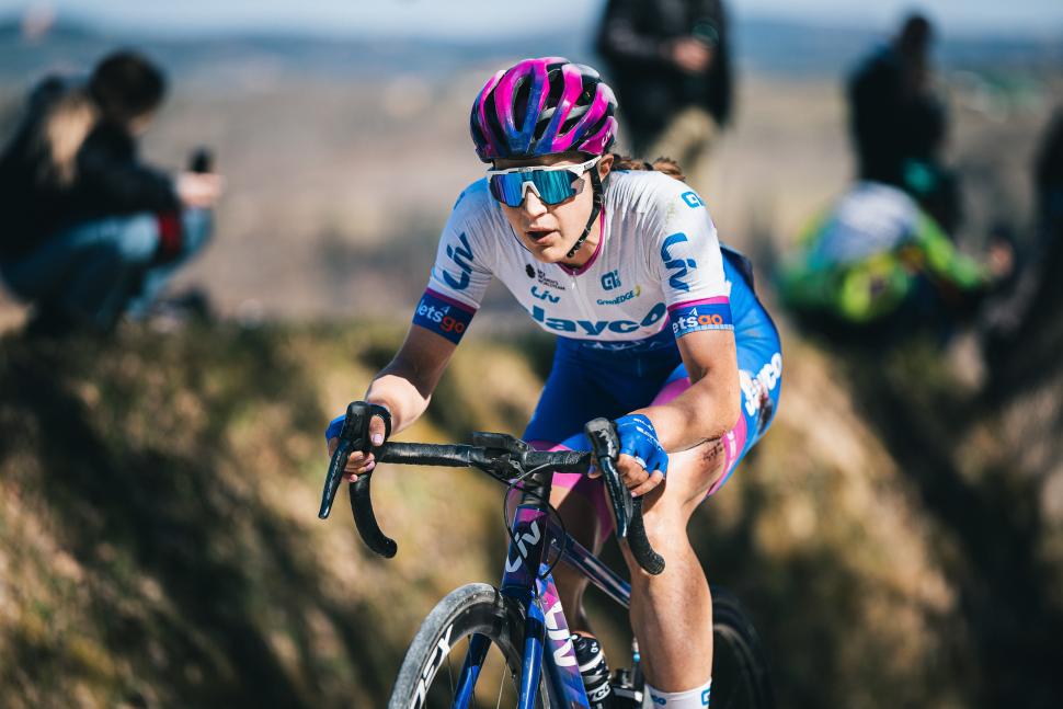 Tour de France Femmes Kristen Faulkner est dans le doute après avoir été heurtée par un coureur lors des essais