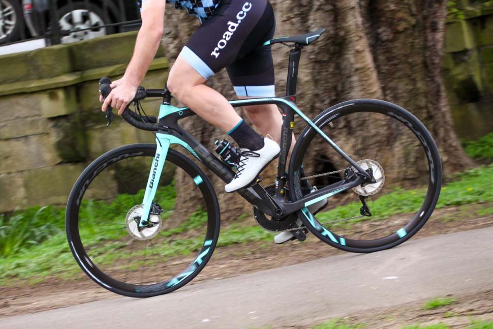 bianchi_oltre_xr3_disc_-_riding_2.jpg