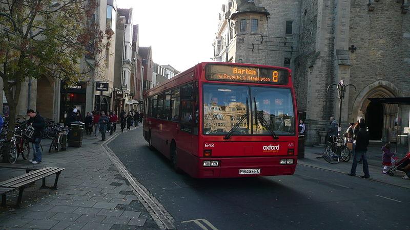 皇后街的巴士（Arriva436 透過維基媒體授權的 CC）.JPG
