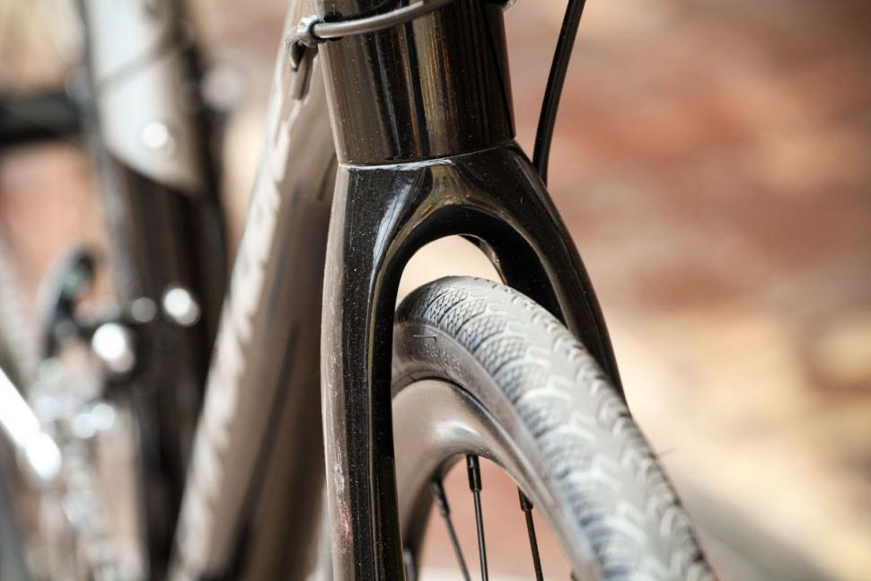 cannondale_synapse_disc_sora_-_fork_clearance.jpg