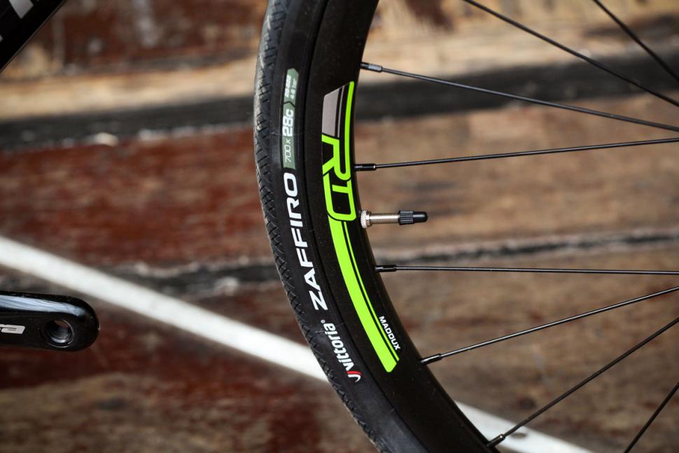 cannondale_synapse_disc_sora_-_tyre_and_rim.jpg
