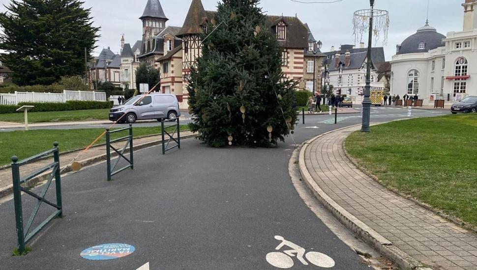 Christmas tree in the middle of cycle lane in Cabourg, France (image credit: Dérailleurs du Calvados)