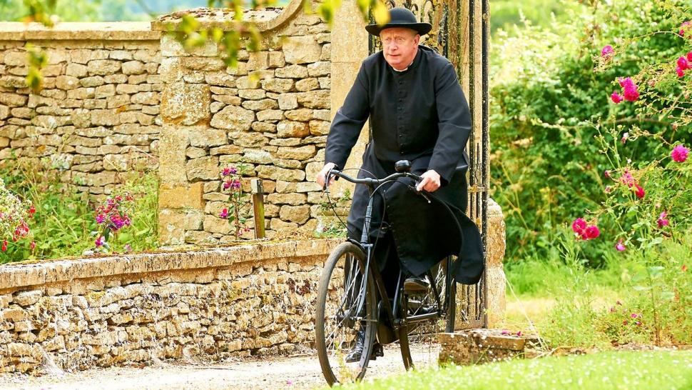 L'Église du Vélo: Un Culte à la Nature et au Cyclisme - Father Brown His Bike Picture CreDit Bbc