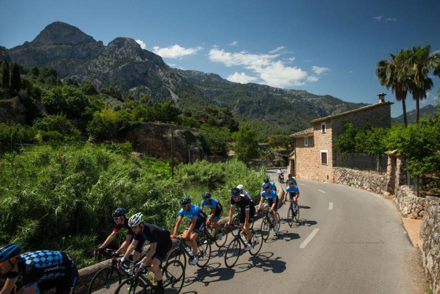 6 tips for group riding learn how to be safe at peloton speeds