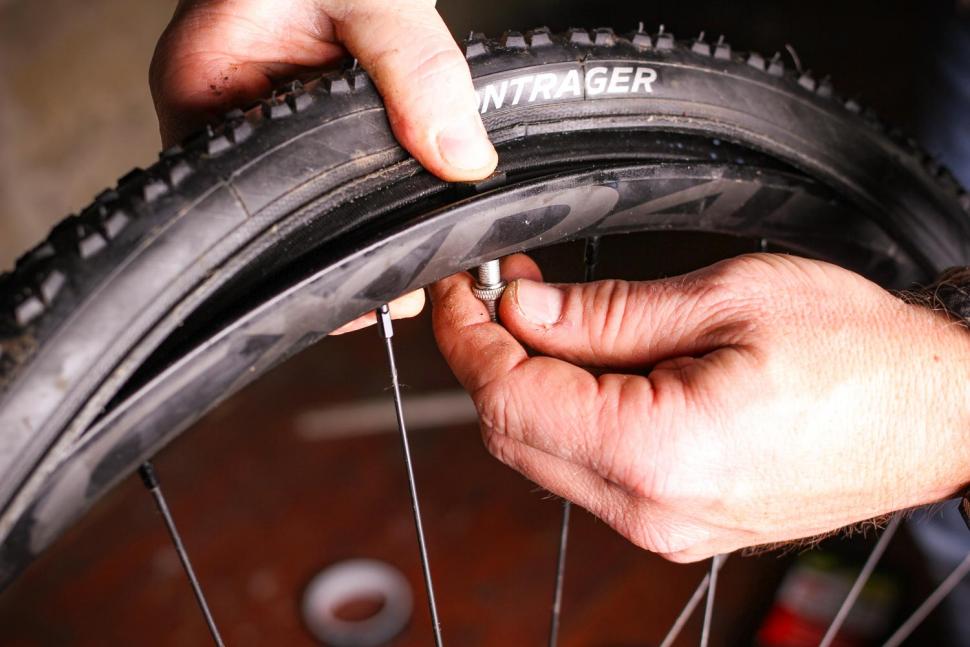 inflate tubeless bike tire