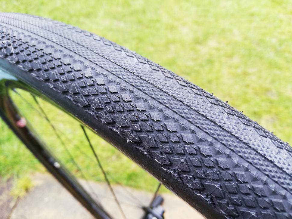 700x38 bike tire