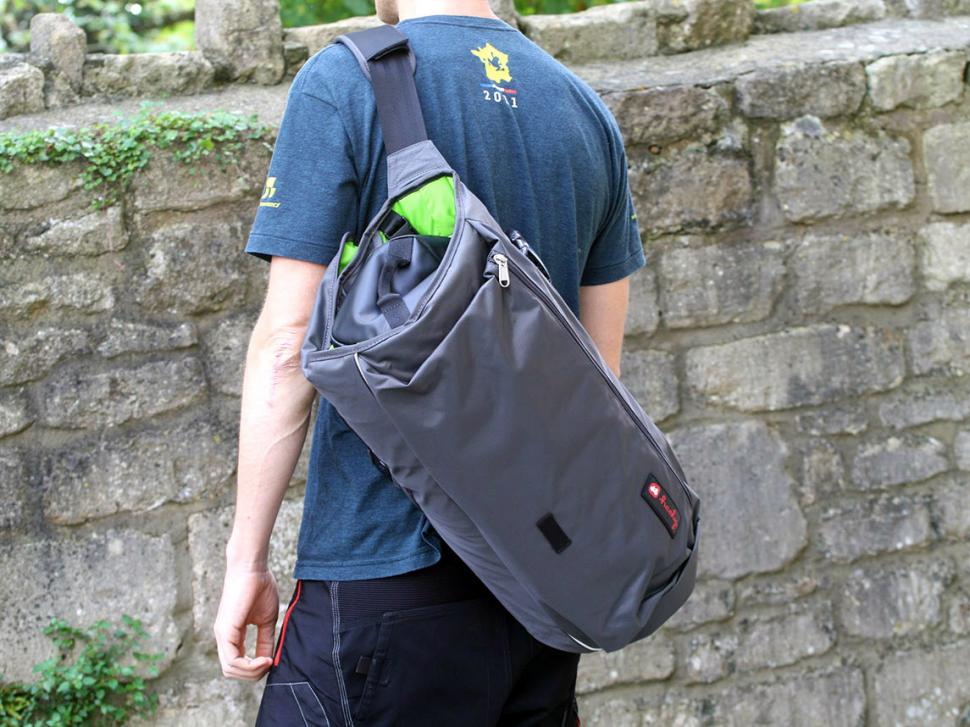 Review: Henty Wingman Backpack – The Run Commuter
