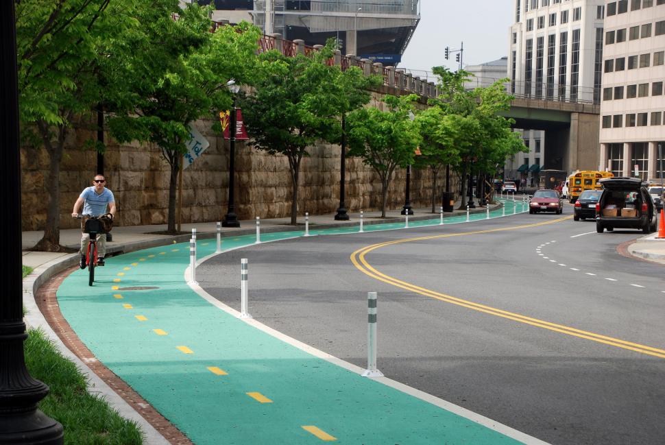 A segregated bike lane in Washington DC (CC BY-NC-ND 2.0 license by BeyondDC:Flickr)