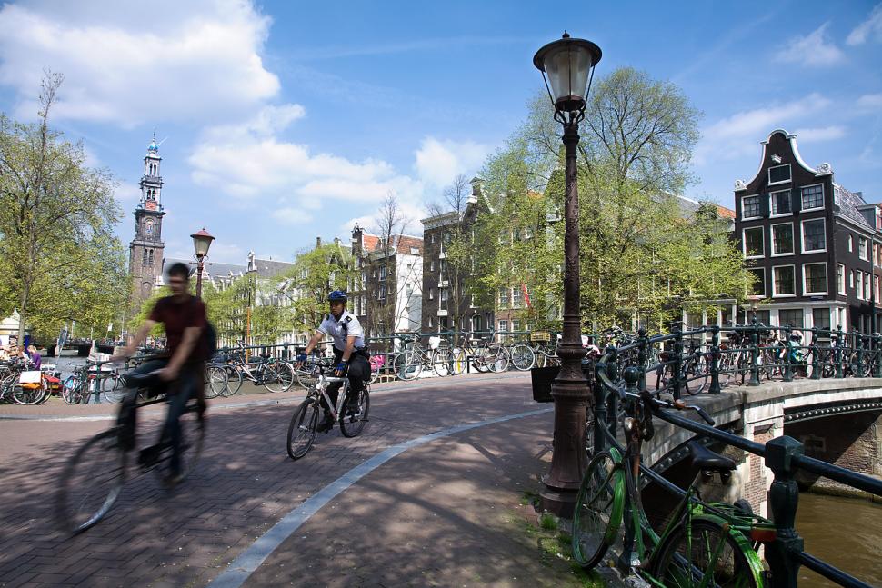 Amsterdam Bicycles (Jorge Royan, Wikimedia Commons)