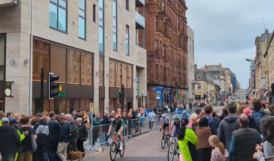 Junior riders narrowly avoid crossing crowds at Glasgow worlds (Andrew Learmonth)