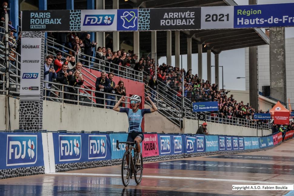 Lizzie Deignan wins Paris-Roubaix Femmes 2020 Copyright A.S.O. Fabien Boukla