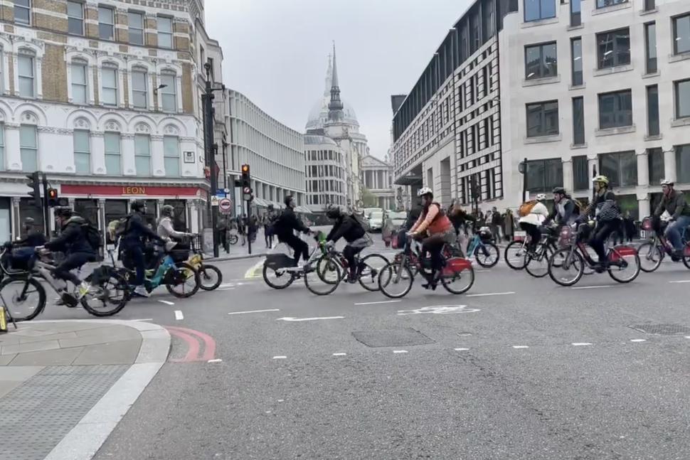 “New Mayor take note”: It’s 130 cyclists vs 5 drivers on just one light ...