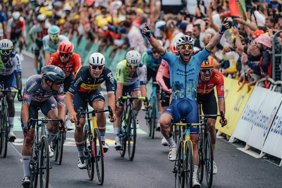 Mark Cavendish makes history, Dylan Groenewegen’s bizarre (and stage