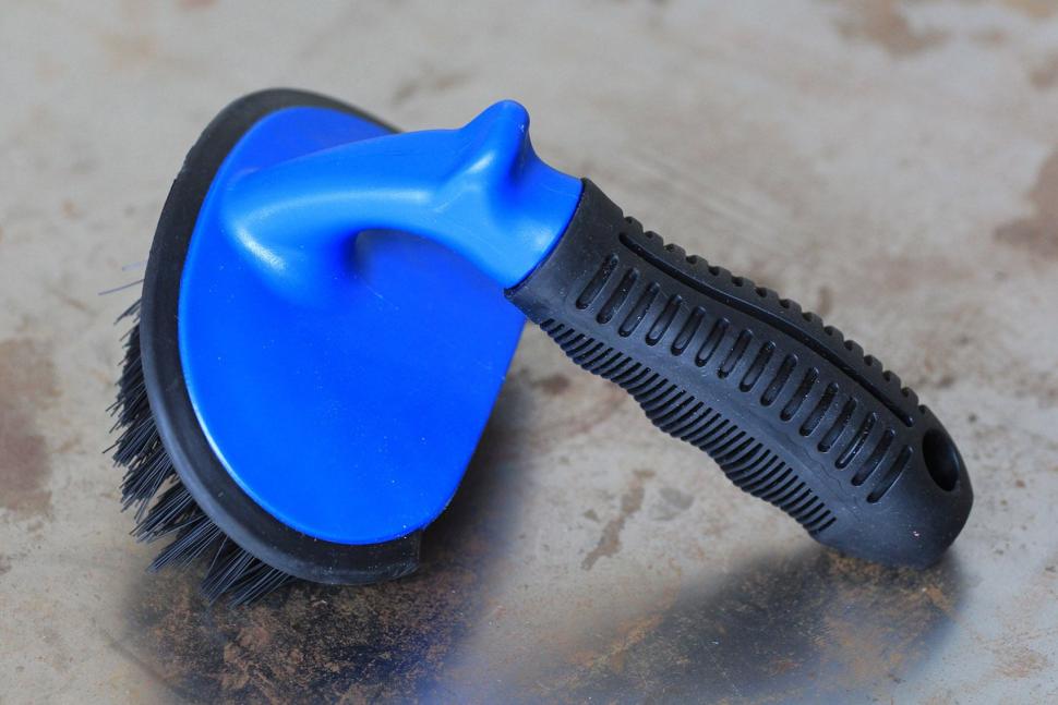 https://cdn.road.cc/sites/default/files/styles/main_width/public/oxford-products-tyre-brush-handle.jpg