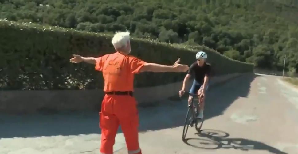 Chris Froome mistaken for leisure cyclist (screenshot via France 2)