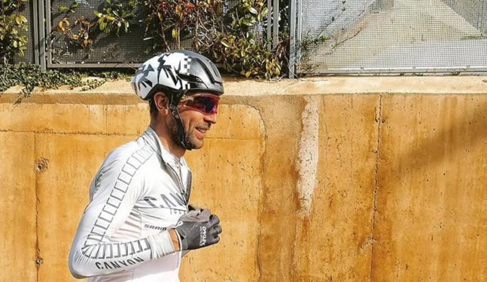 Unreleased Canyon helmet that ditches traditional helmet straps in favour
