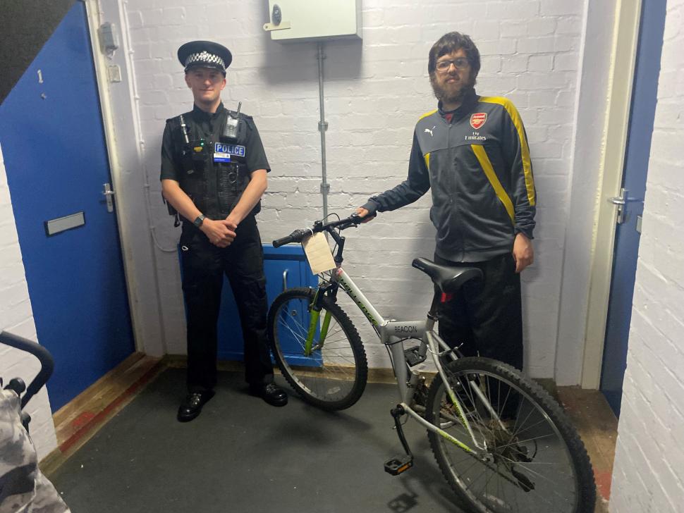 Pine løn vare Stolen bike returned to grateful owner after police track down thief and  tackle him to the ground | road.cc
