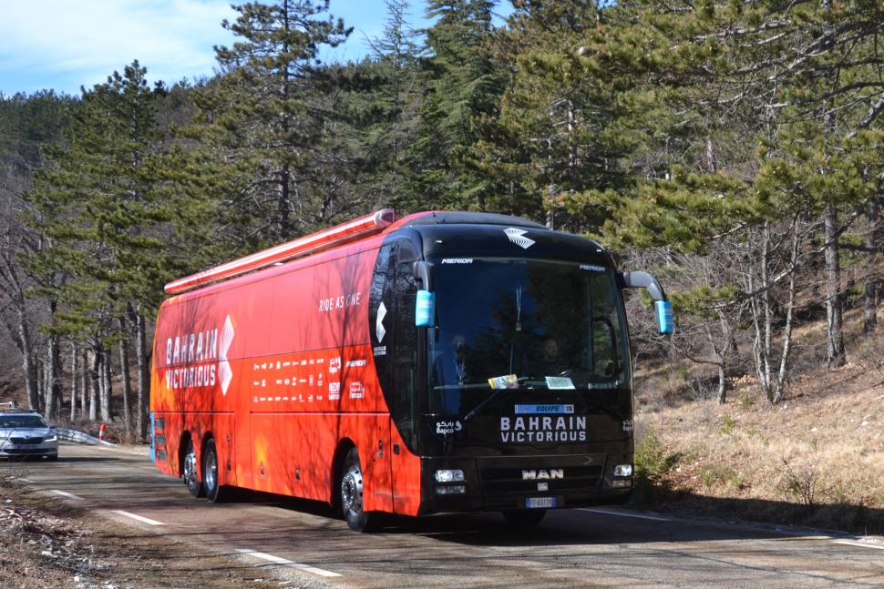 Bahrain Victorious team bus (licenced CC BY-SA 4.0 by Marianne Casamanceon on Wikimedia Commons))