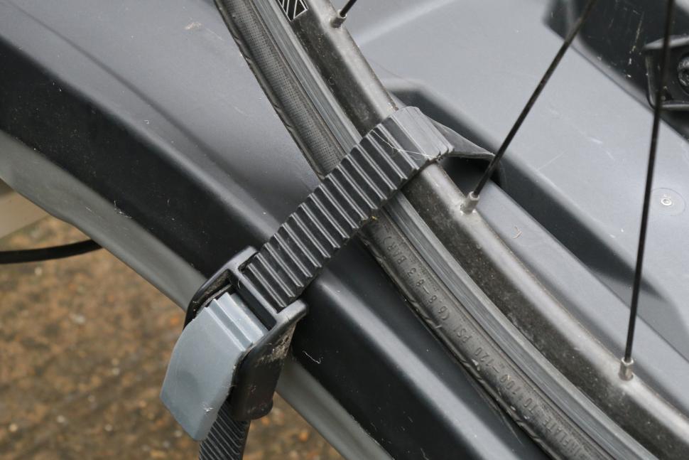 Thule Easyfold XT 3 – 14 – wheel strap.JPG