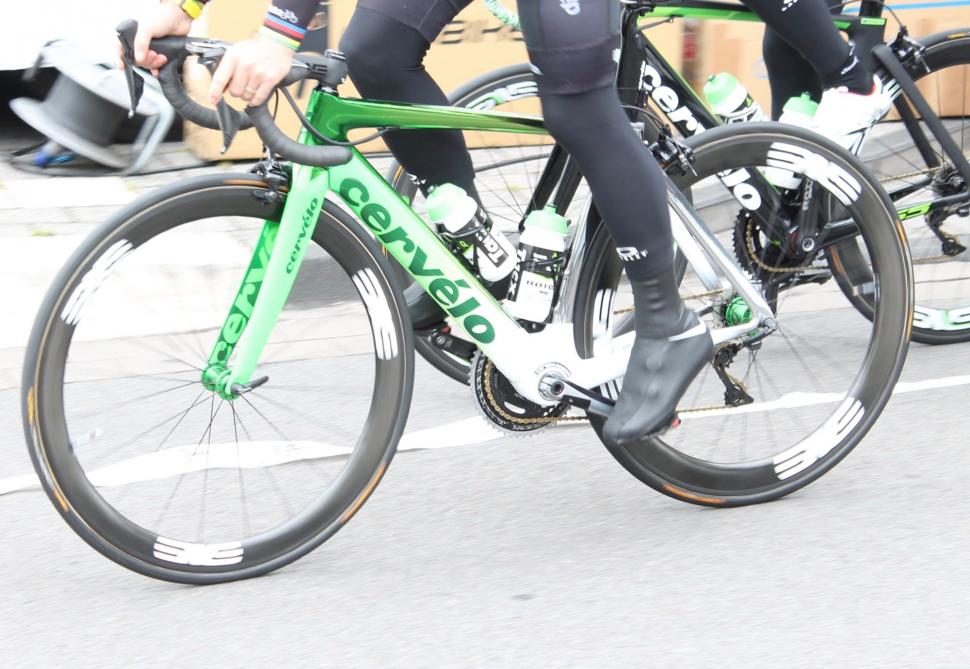 Tour de France 2017 Mark Cavendish blacked out cranks - 1.jpg